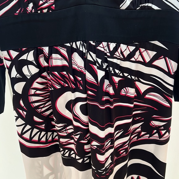 Trina Turk like new silk spandex print dress size 6. Light weight versatile - Picture 3 of 6